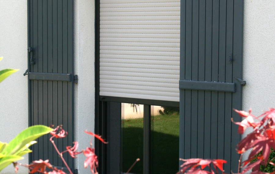 Volets battants roulants et occultants &agrave;&nbsp;SIX FOURS