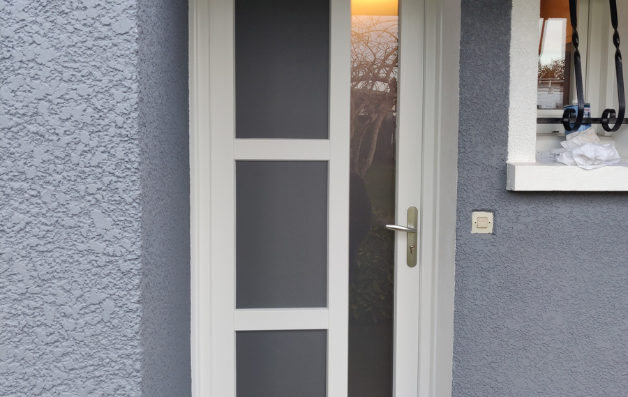 Notre gamme de portes d'entr&eacute;e en PVC CLASSIQUE et PVC CONTEMPORAINE &agrave;&nbsp;SIX FOURS