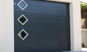 Portes de garage &agrave;&nbsp;SIX FOURS LES PLAGES